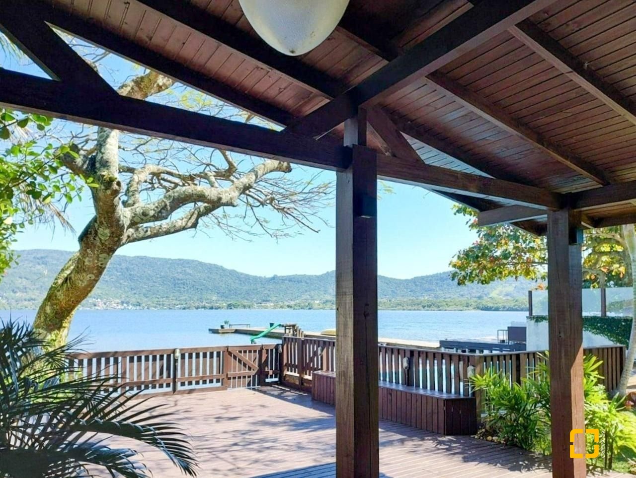 Casa com 200m², 6 quartos (sendo 1 suíte), 3 garagens, no bairro Lagoa da Conceição em Florianópolis