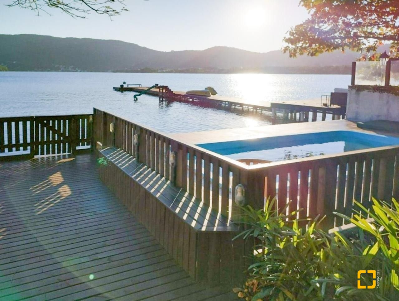 Casa com 200m², 6 quartos (sendo 1 suíte), 3 garagens, no bairro Lagoa da Conceição em Florianópolis