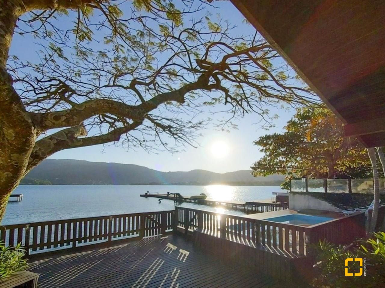 Casa com 200m², 6 quartos (sendo 1 suíte), 3 garagens, no bairro Lagoa da Conceição em Florianópolis