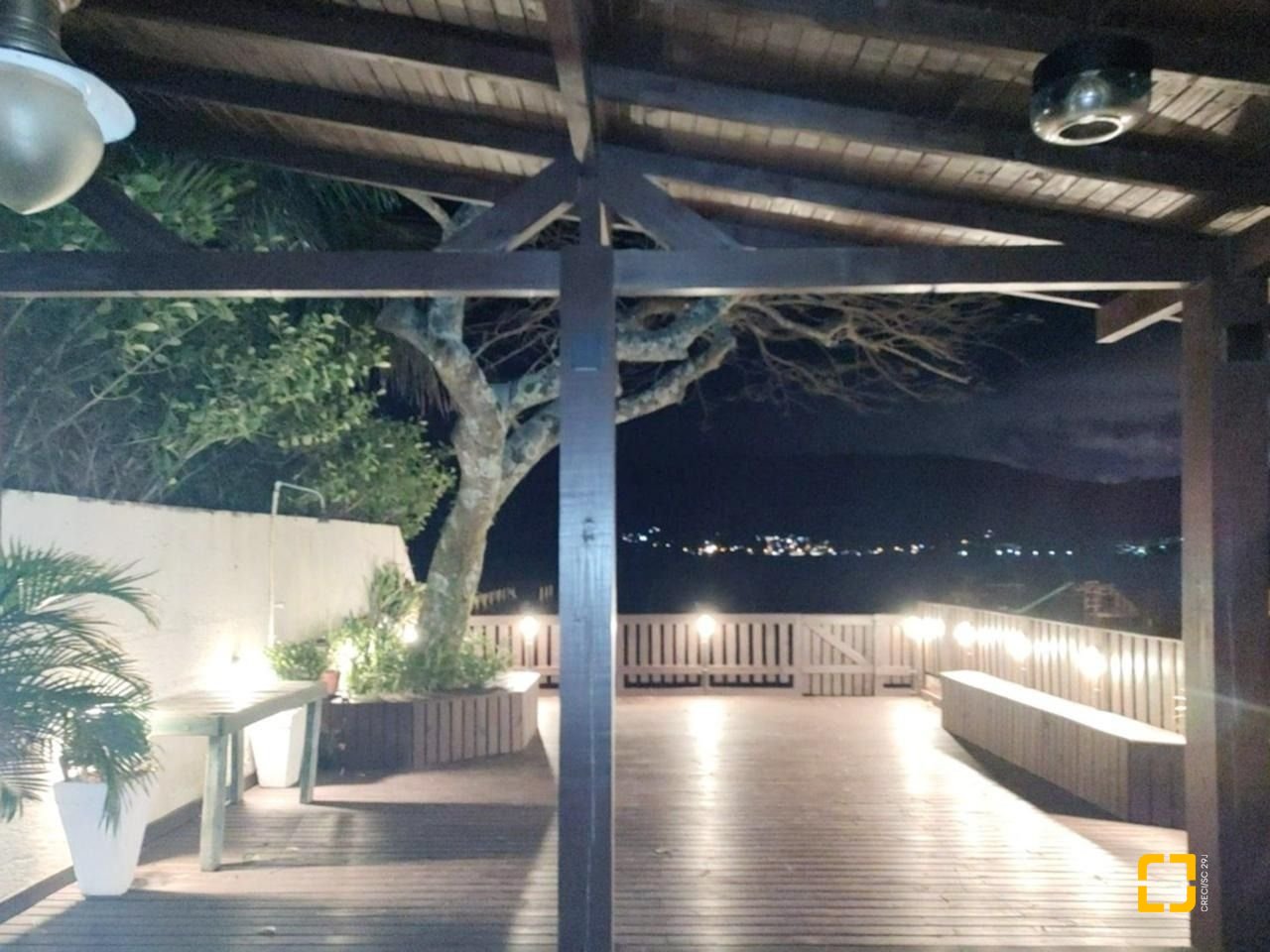 Casa com 200m², 6 quartos (sendo 1 suíte), 3 garagens, no bairro Lagoa da Conceição em Florianópolis
