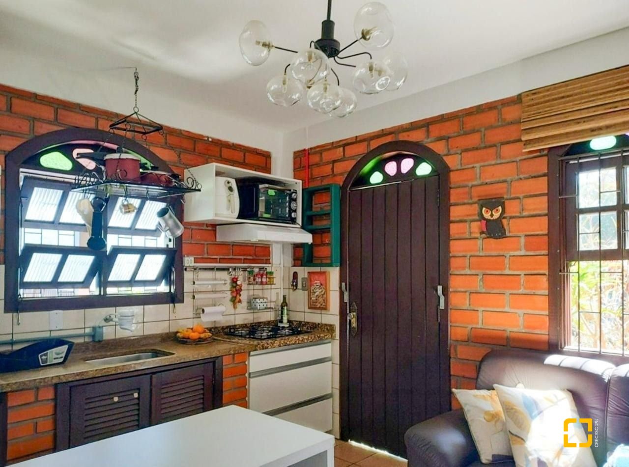 Casa com 200m², 6 quartos (sendo 1 suíte), 3 garagens, no bairro Lagoa da Conceição em Florianópolis