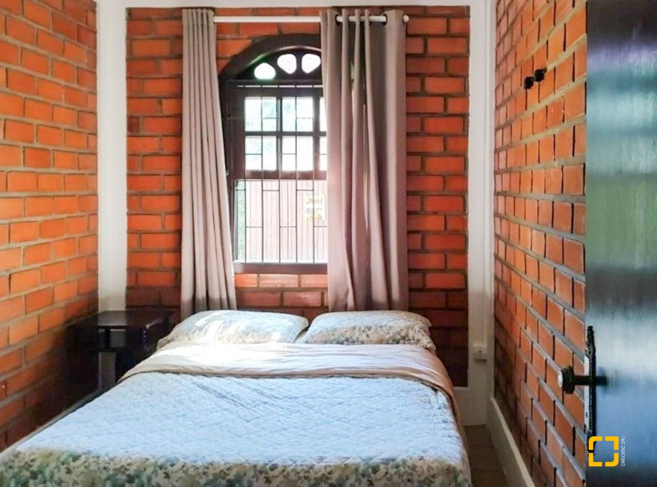 Casa com 200m², 6 quartos (sendo 1 suíte), 3 garagens, no bairro Lagoa da Conceição em Florianópolis