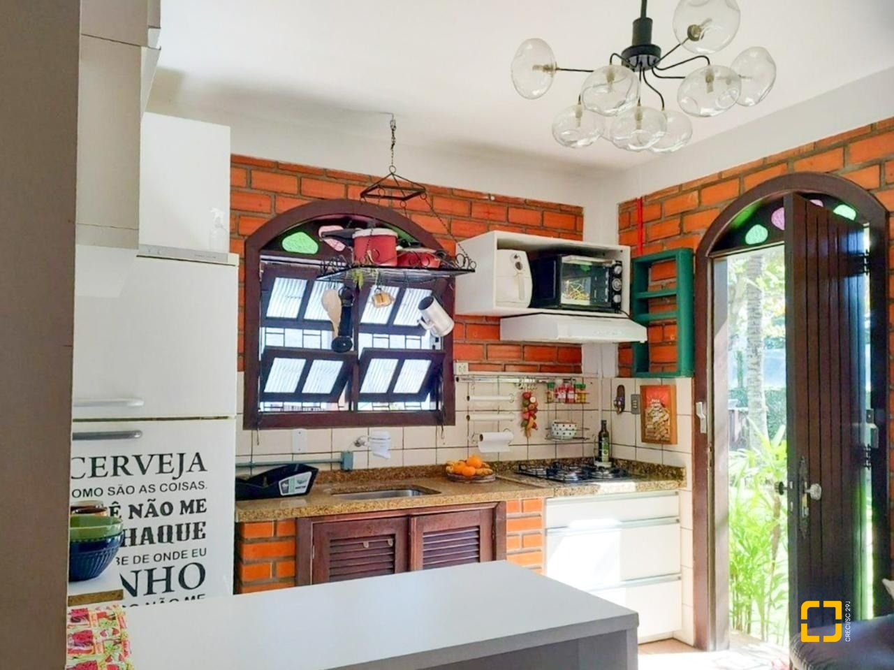 Casa com 200m², 6 quartos (sendo 1 suíte), 3 garagens, no bairro Lagoa da Conceição em Florianópolis