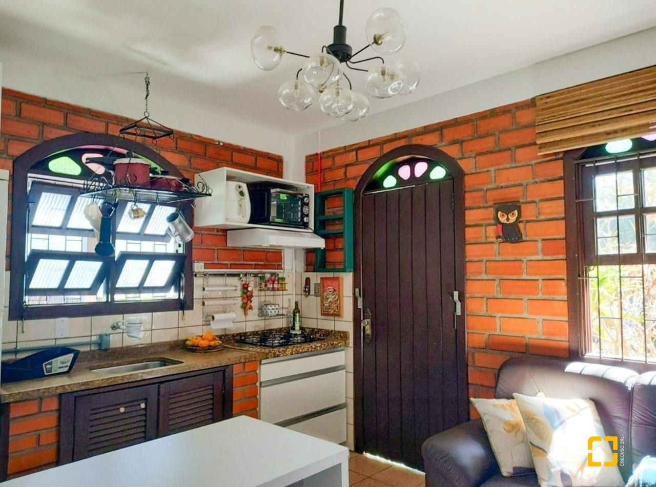 Casa com 200m², 6 quartos (sendo 1 suíte), 3 garagens, no bairro Lagoa da Conceição em Florianópolis