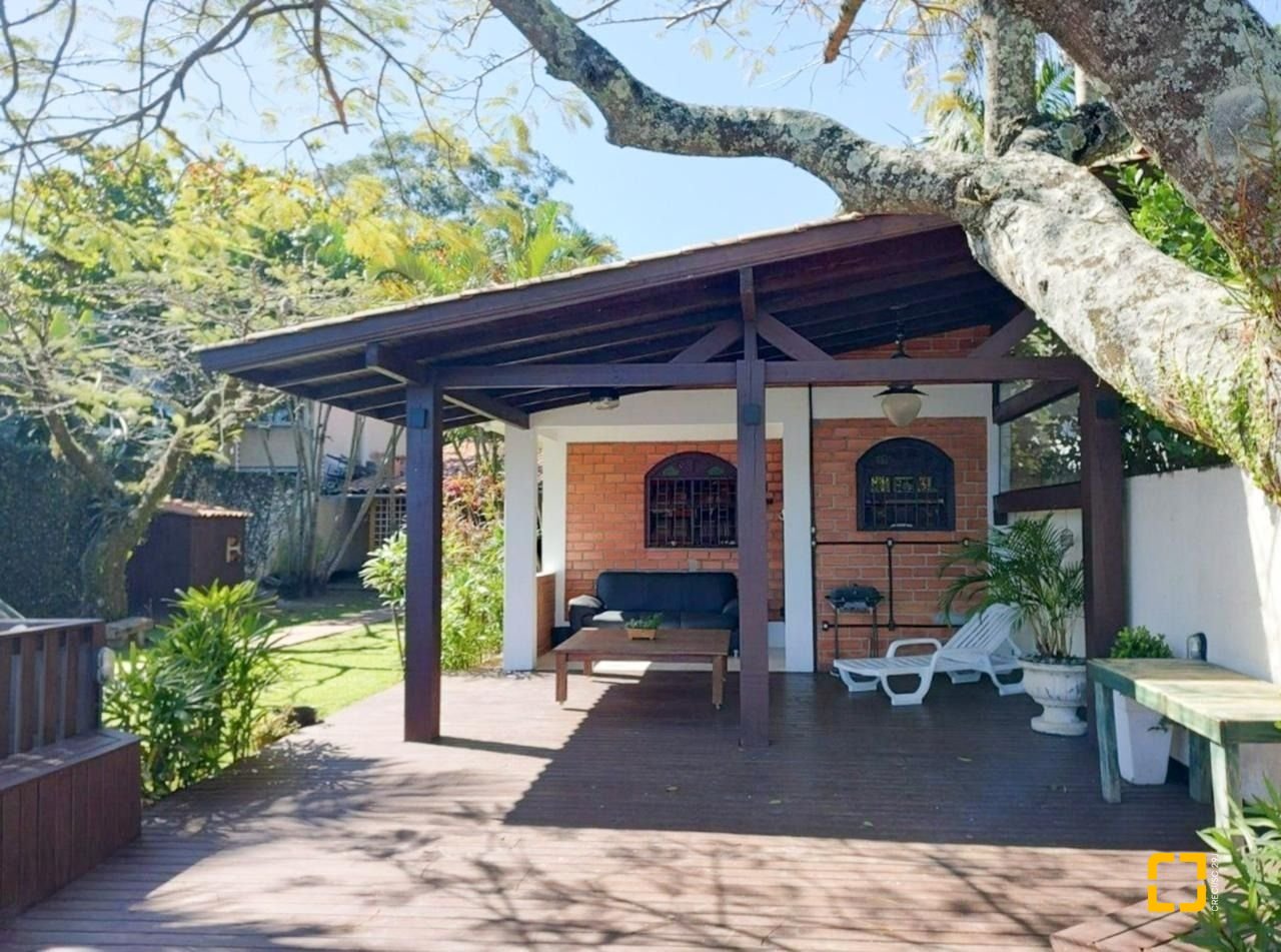 Casa com 200m², 6 quartos (sendo 1 suíte), 3 garagens, no bairro Lagoa da Conceição em Florianópolis