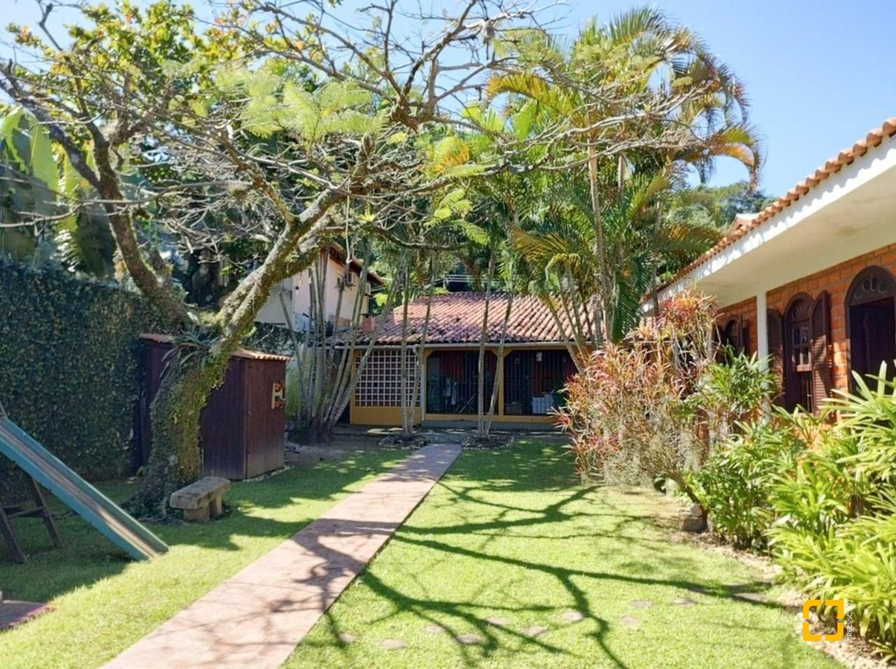 Casa com 200m², 6 quartos (sendo 1 suíte), 3 garagens, no bairro Lagoa da Conceição em Florianópolis