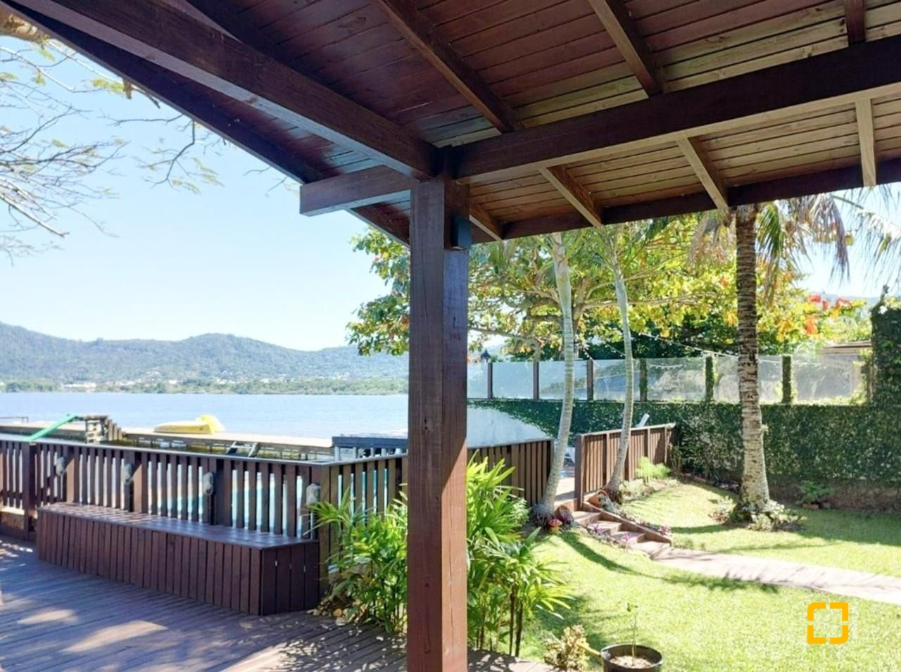 Casa com 200m², 6 quartos (sendo 1 suíte), 3 garagens, no bairro Lagoa da Conceição em Florianópolis