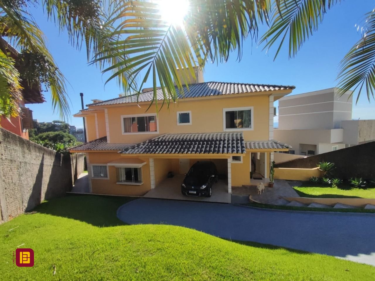 Casa com 281m², 6 quartos (sendo 2 suítes), 5 garagens, no bairro Morro da Cruz em Florianópolis