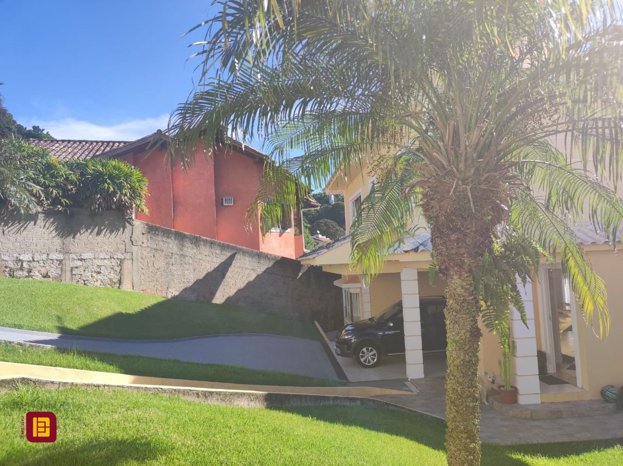 Casa com 281m², 6 quartos (sendo 2 suítes), 5 garagens, no bairro Morro da Cruz em Florianópolis
