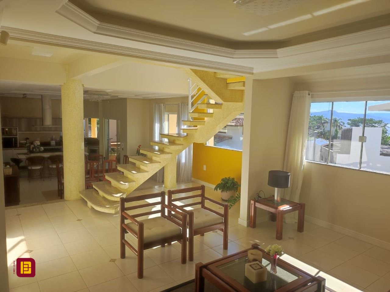 Casa com 281m², 6 quartos (sendo 2 suítes), 5 garagens, no bairro Morro da Cruz em Florianópolis