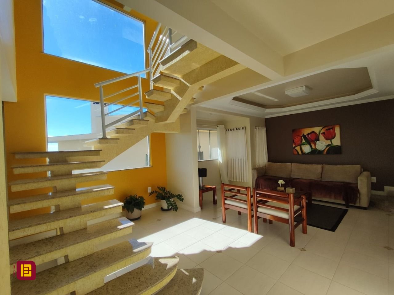 Casa com 281m², 6 quartos (sendo 2 suítes), 5 garagens, no bairro Morro da Cruz em Florianópolis