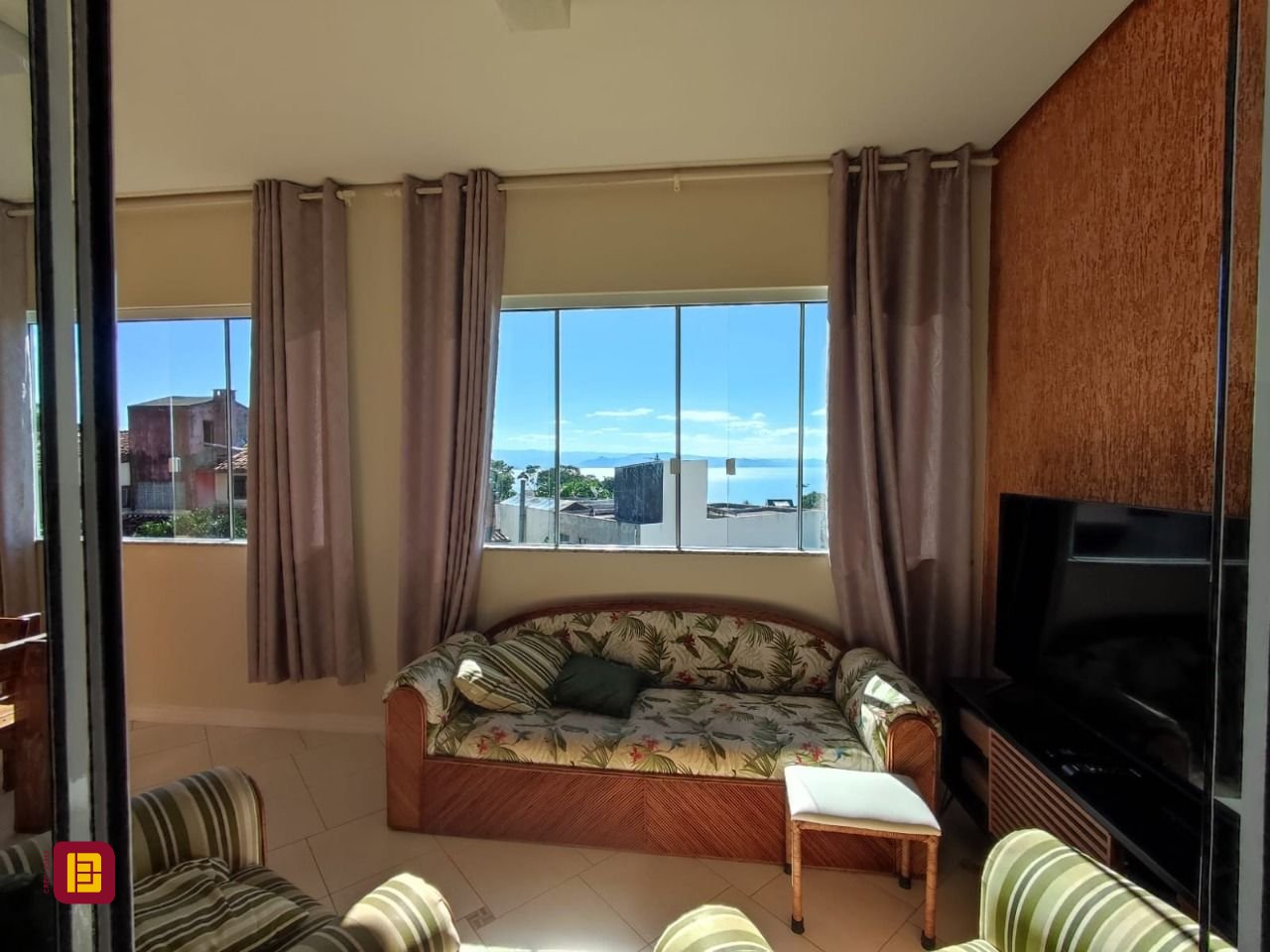 Casa com 281m², 6 quartos (sendo 2 suítes), 5 garagens, no bairro Morro da Cruz em Florianópolis