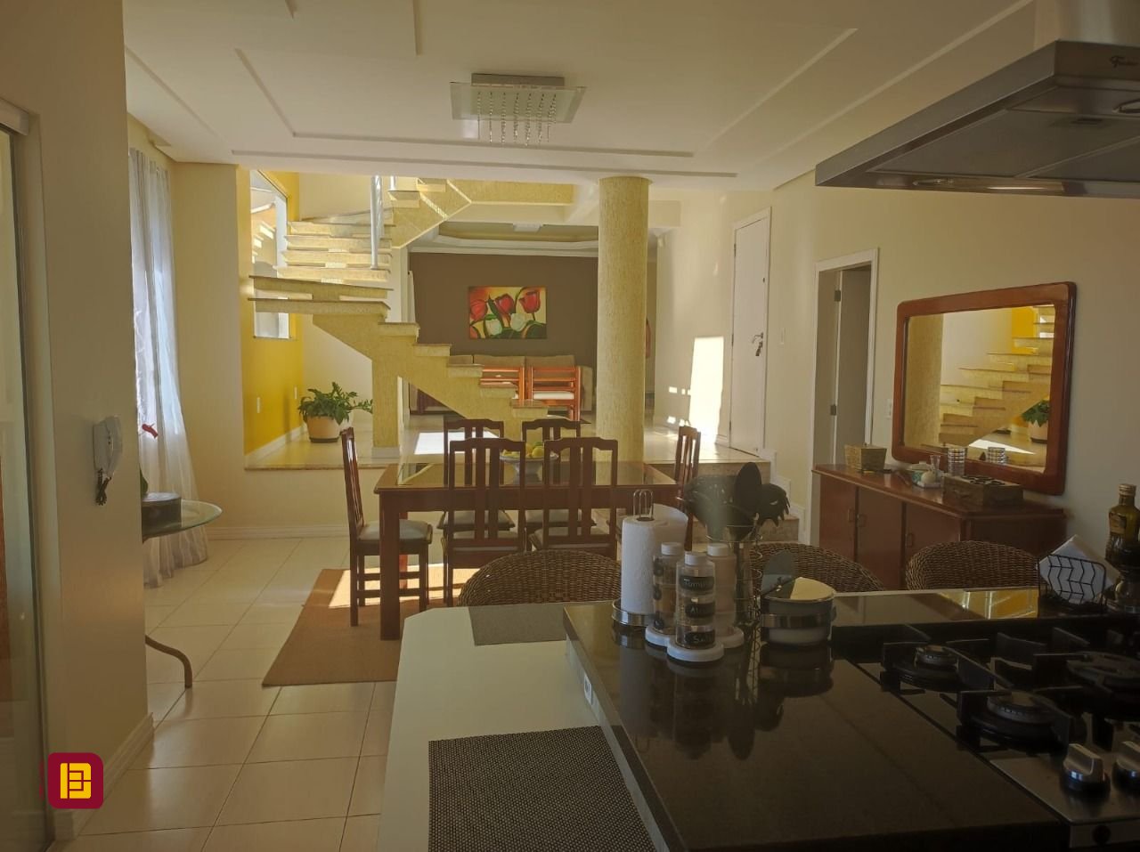 Casa com 281m², 6 quartos (sendo 2 suítes), 5 garagens, no bairro Morro da Cruz em Florianópolis