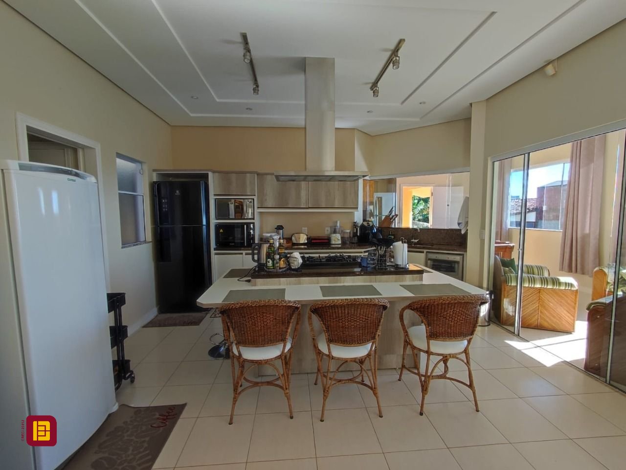 Casa com 281m², 6 quartos (sendo 2 suítes), 5 garagens, no bairro Morro da Cruz em Florianópolis