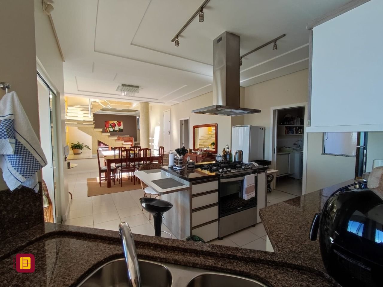 Casa com 281m², 6 quartos (sendo 2 suítes), 5 garagens, no bairro Morro da Cruz em Florianópolis