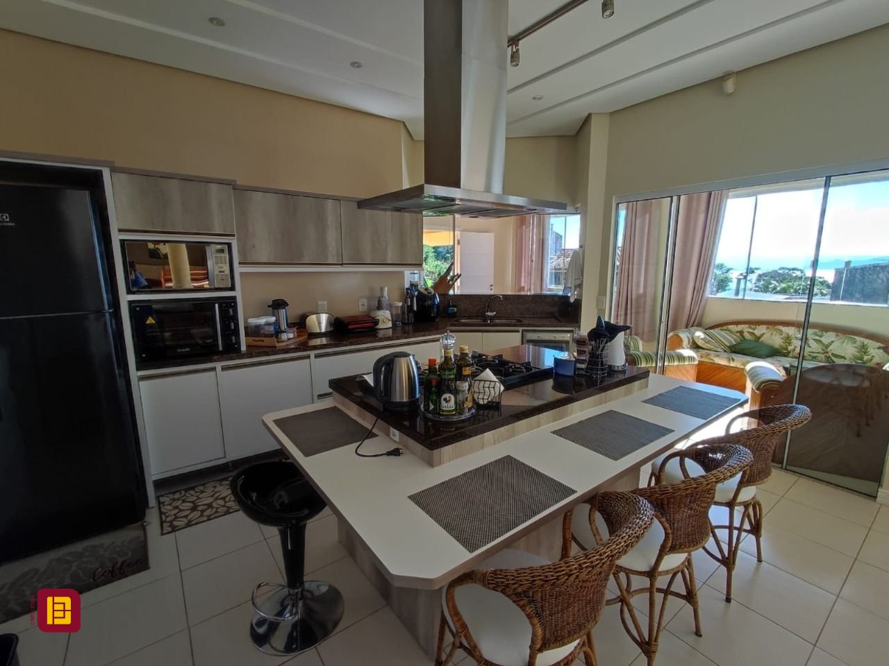Casa com 281m², 6 quartos (sendo 2 suítes), 5 garagens, no bairro Morro da Cruz em Florianópolis