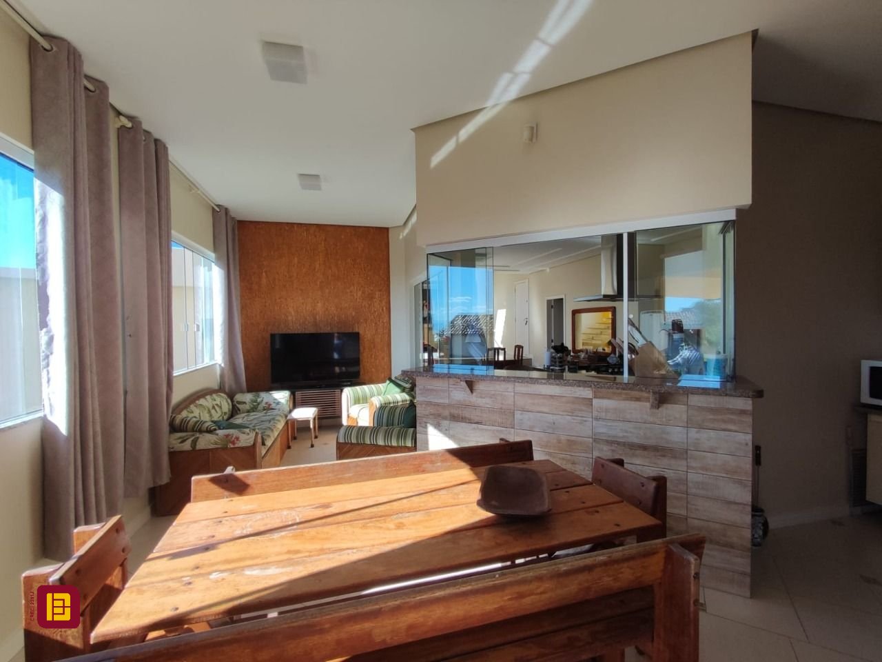 Casa com 281m², 6 quartos (sendo 2 suítes), 5 garagens, no bairro Morro da Cruz em Florianópolis