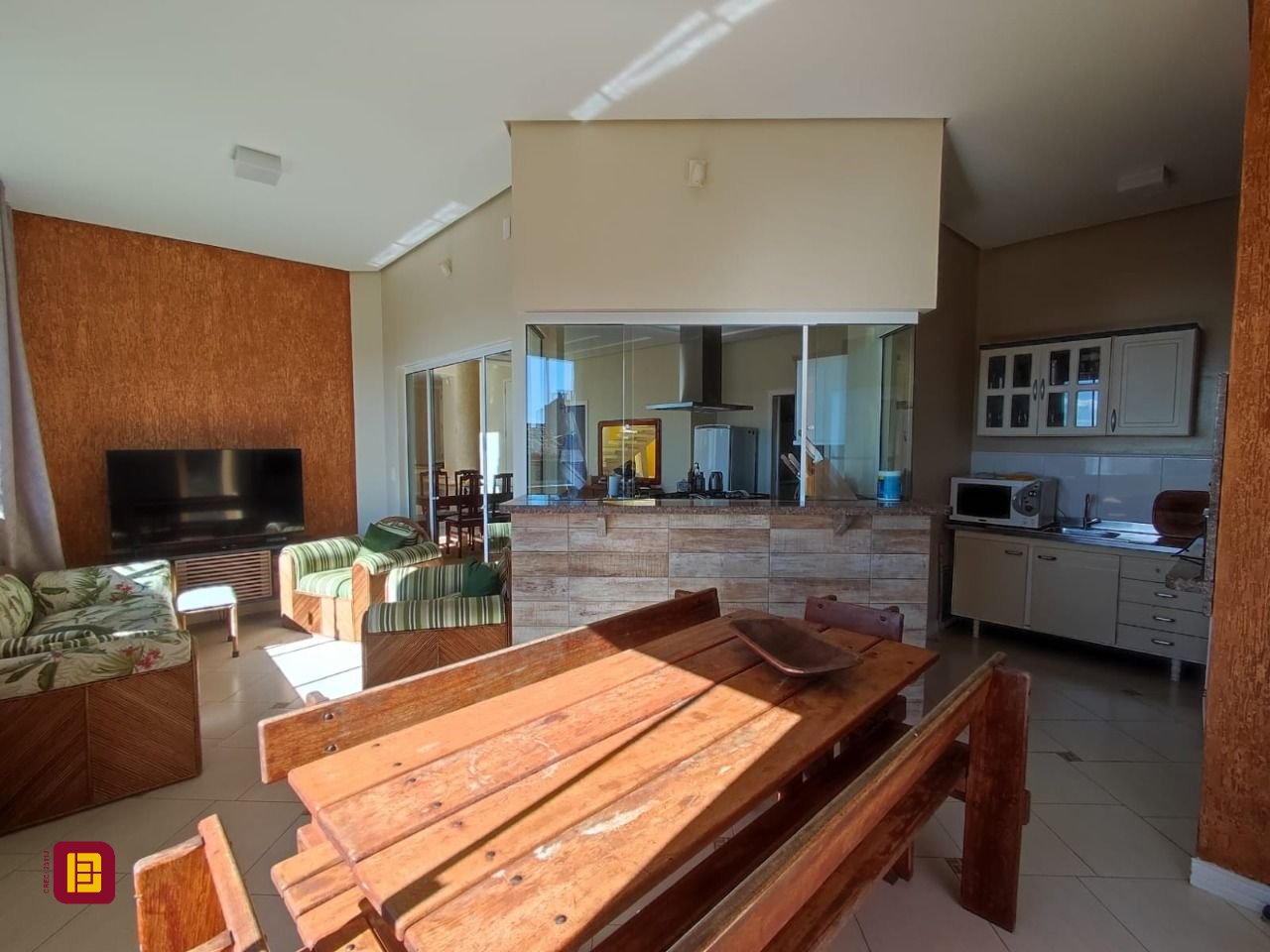 Casa com 281m², 6 quartos (sendo 2 suítes), 5 garagens, no bairro Morro da Cruz em Florianópolis