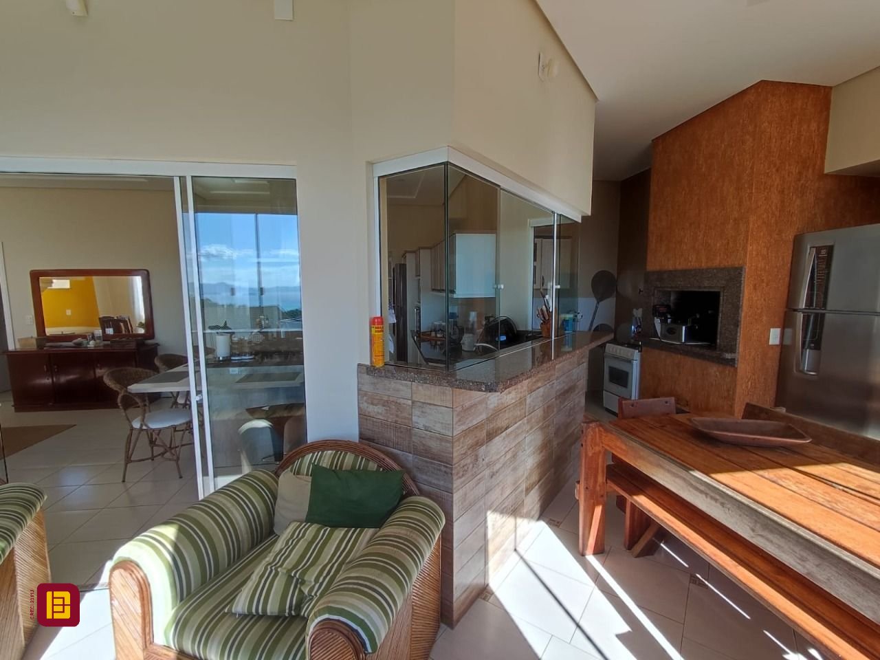 Casa com 281m², 6 quartos (sendo 2 suítes), 5 garagens, no bairro Morro da Cruz em Florianópolis