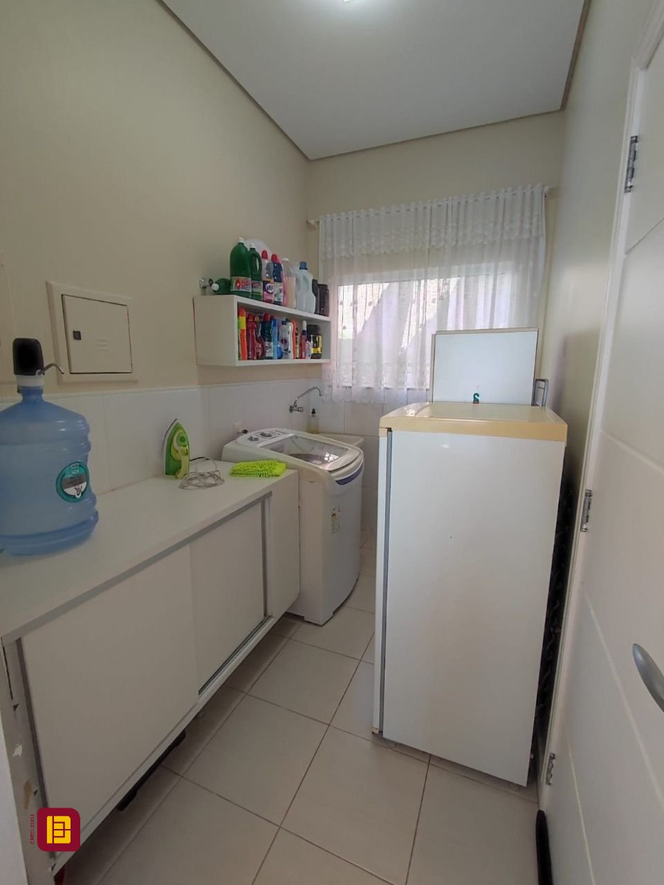 Casa com 281m², 6 quartos (sendo 2 suítes), 5 garagens, no bairro Morro da Cruz em Florianópolis