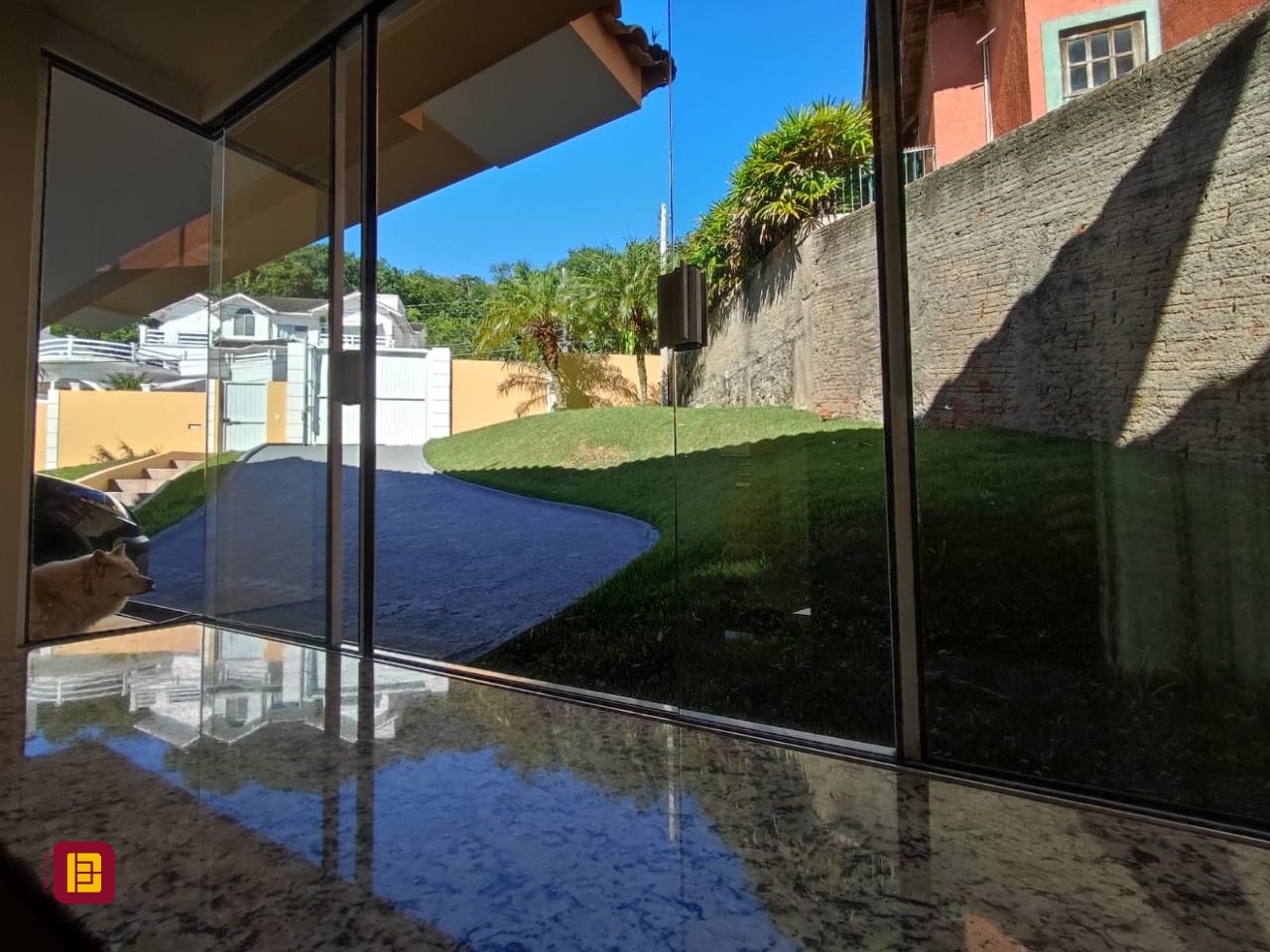 Casa com 281m², 6 quartos (sendo 2 suítes), 5 garagens, no bairro Morro da Cruz em Florianópolis