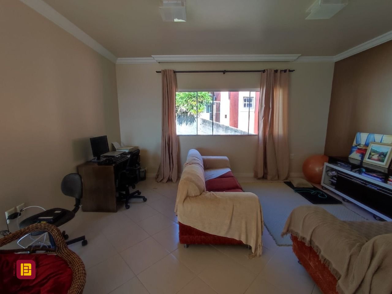 Casa com 281m², 6 quartos (sendo 2 suítes), 5 garagens, no bairro Morro da Cruz em Florianópolis