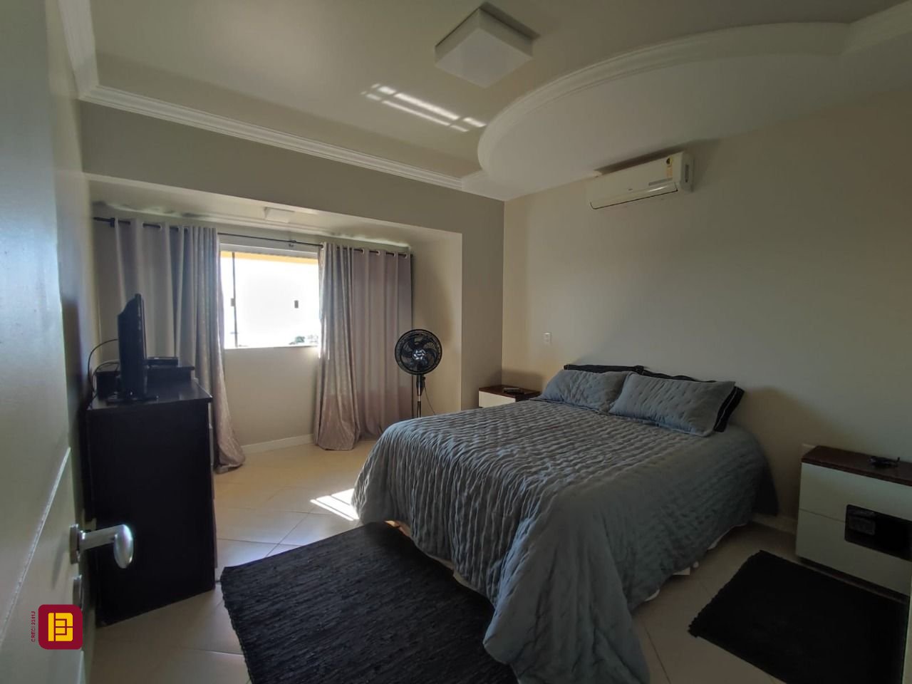 Casa com 281m², 6 quartos (sendo 2 suítes), 5 garagens, no bairro Morro da Cruz em Florianópolis
