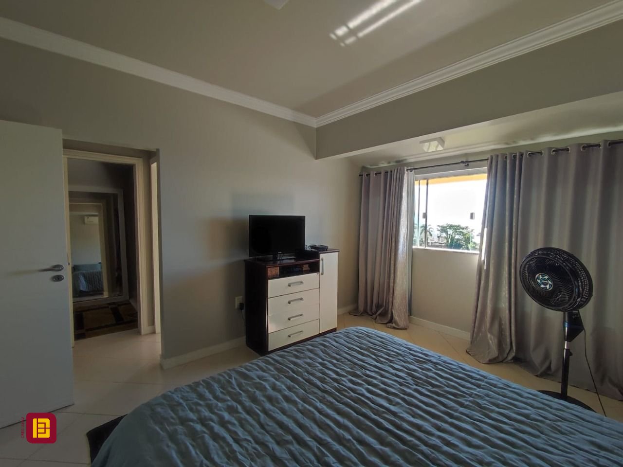 Casa com 281m², 6 quartos (sendo 2 suítes), 5 garagens, no bairro Morro da Cruz em Florianópolis