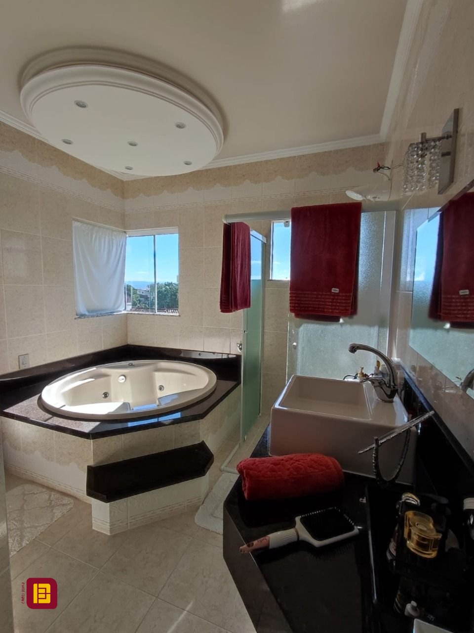 Casa com 281m², 6 quartos (sendo 2 suítes), 5 garagens, no bairro Morro da Cruz em Florianópolis