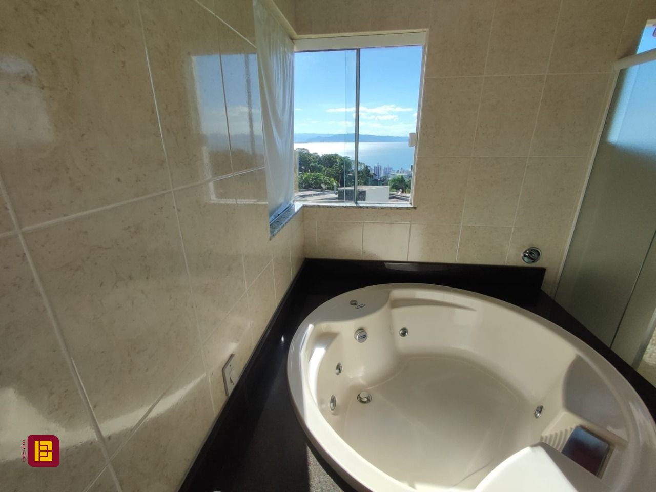 Casa com 281m², 6 quartos (sendo 2 suítes), 5 garagens, no bairro Morro da Cruz em Florianópolis