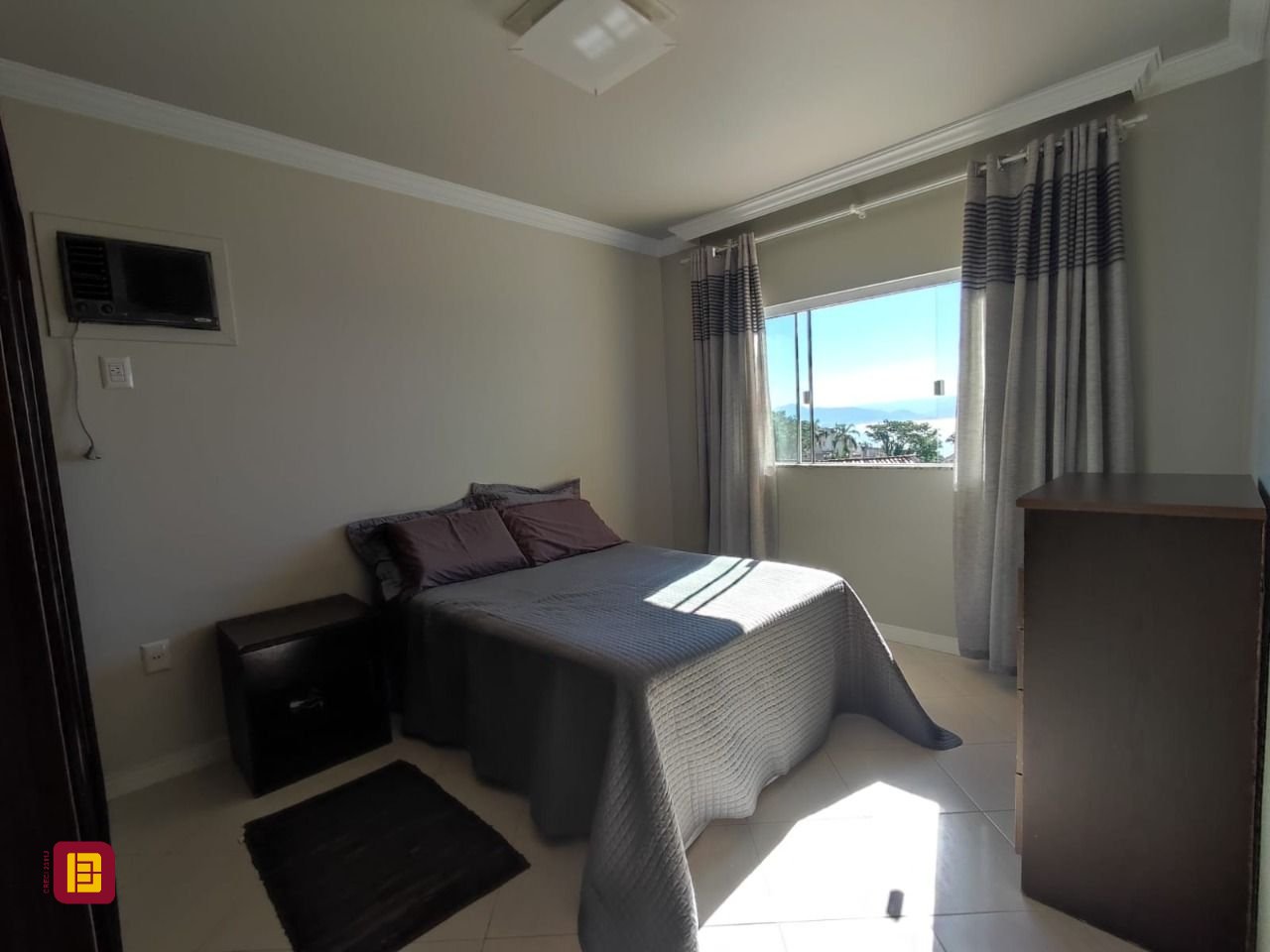 Casa com 281m², 6 quartos (sendo 2 suítes), 5 garagens, no bairro Morro da Cruz em Florianópolis