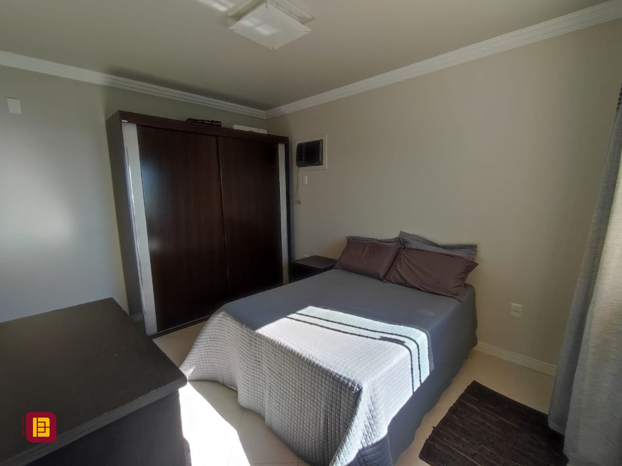 Casa com 281m², 6 quartos (sendo 2 suítes), 5 garagens, no bairro Morro da Cruz em Florianópolis