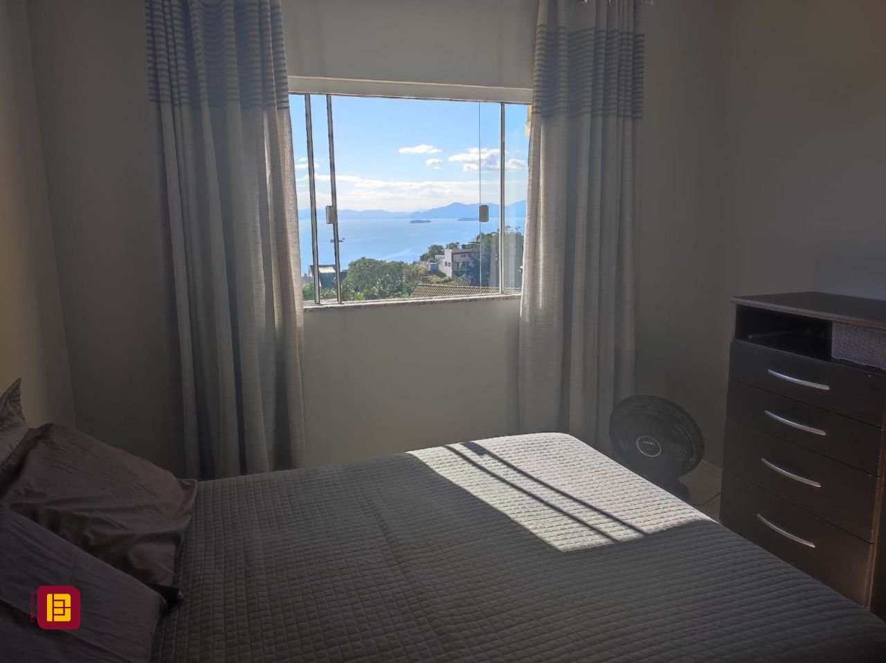 Casa com 281m², 6 quartos (sendo 2 suítes), 5 garagens, no bairro Morro da Cruz em Florianópolis