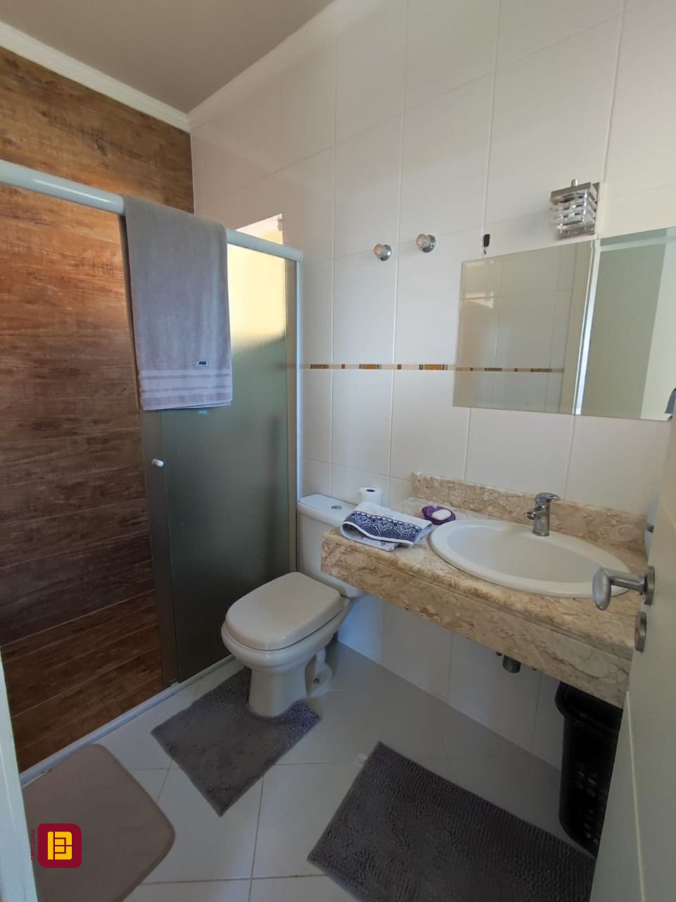 Casa com 281m², 6 quartos (sendo 2 suítes), 5 garagens, no bairro Morro da Cruz em Florianópolis