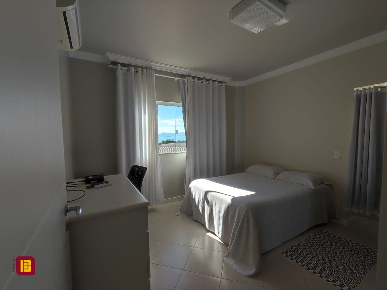 Casa com 281m², 6 quartos (sendo 2 suítes), 5 garagens, no bairro Morro da Cruz em Florianópolis