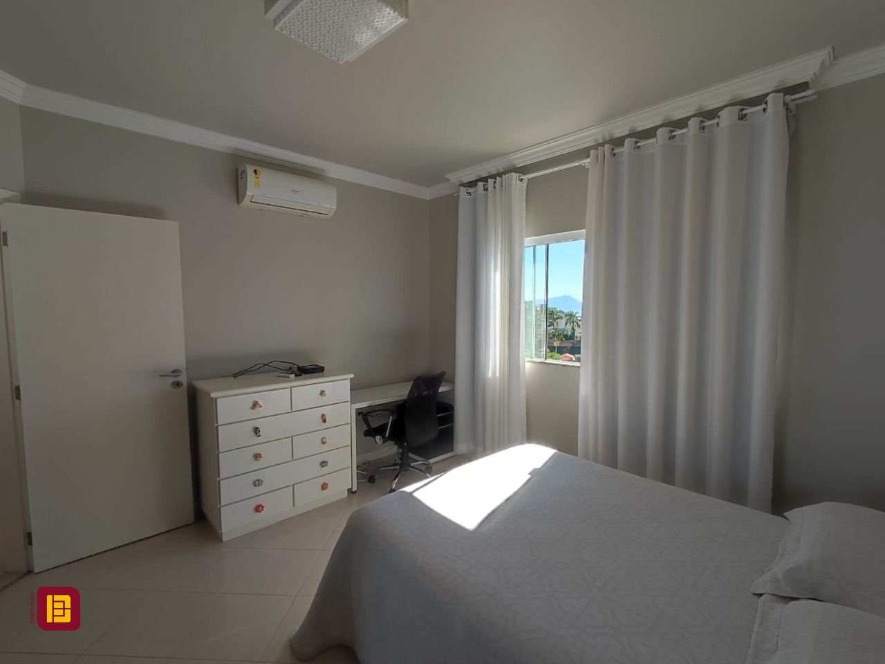 Casa com 281m², 6 quartos (sendo 2 suítes), 5 garagens, no bairro Morro da Cruz em Florianópolis