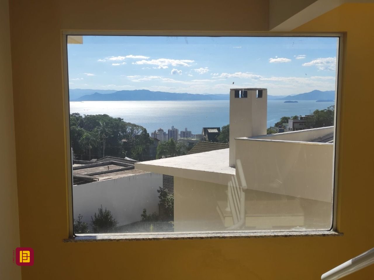 Casa com 281m², 6 quartos (sendo 2 suítes), 5 garagens, no bairro Morro da Cruz em Florianópolis