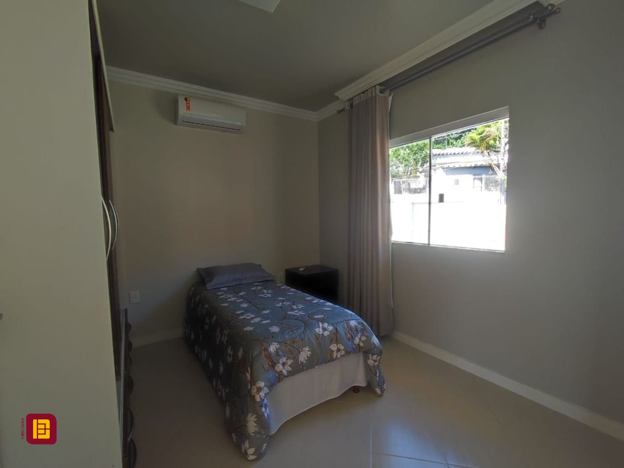 Casa com 281m², 6 quartos (sendo 2 suítes), 5 garagens, no bairro Morro da Cruz em Florianópolis