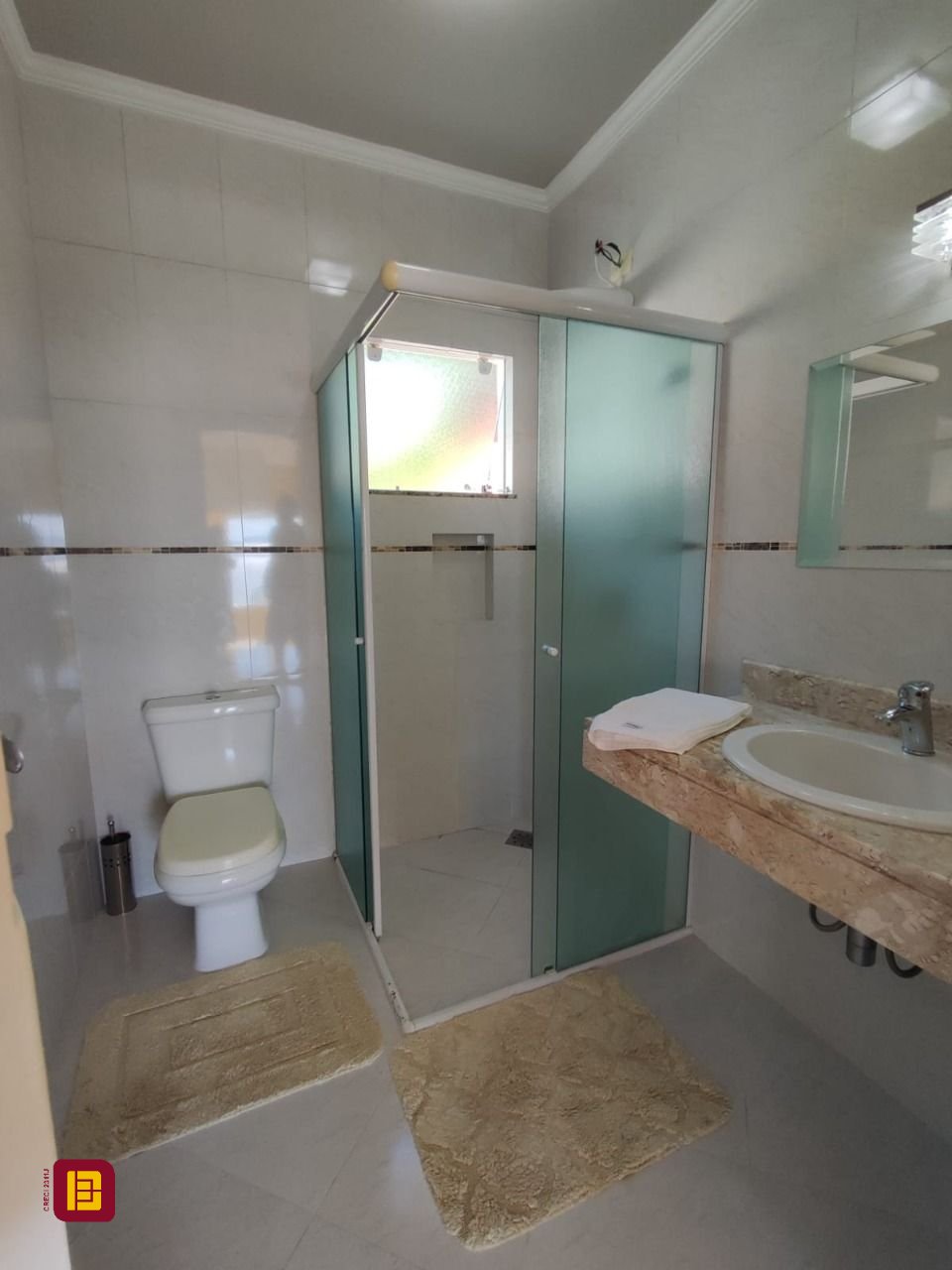 Casa com 281m², 6 quartos (sendo 2 suítes), 5 garagens, no bairro Morro da Cruz em Florianópolis