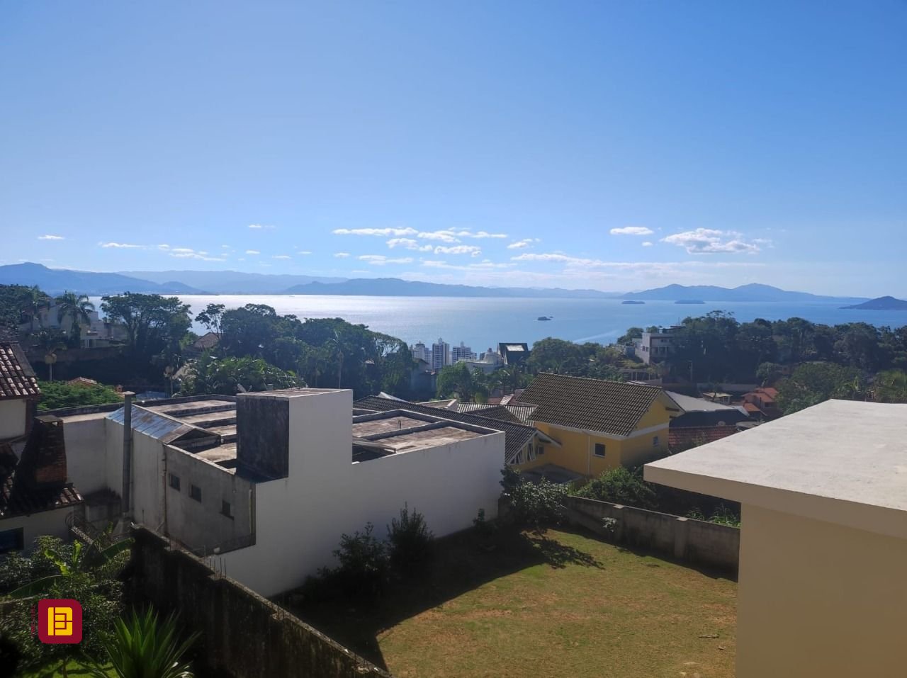 Casa com 281m², 6 quartos (sendo 2 suítes), 5 garagens, no bairro Morro da Cruz em Florianópolis