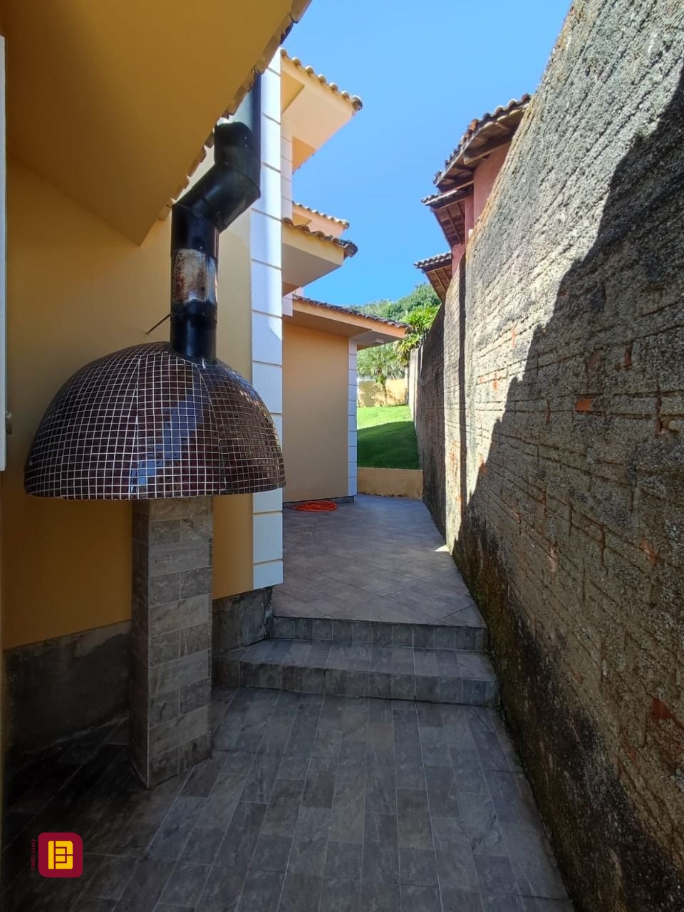 Casa com 281m², 6 quartos (sendo 2 suítes), 5 garagens, no bairro Morro da Cruz em Florianópolis