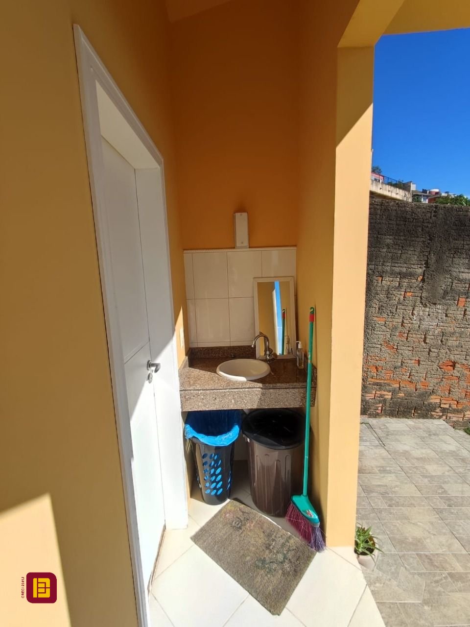 Casa com 281m², 6 quartos (sendo 2 suítes), 5 garagens, no bairro Morro da Cruz em Florianópolis