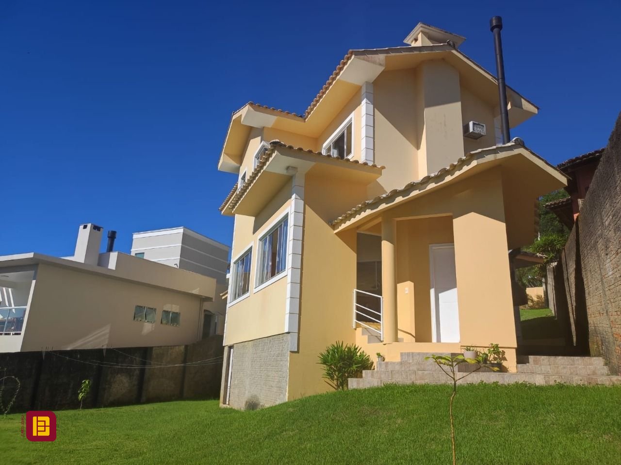 Casa com 281m², 6 quartos (sendo 2 suítes), 5 garagens, no bairro Morro da Cruz em Florianópolis