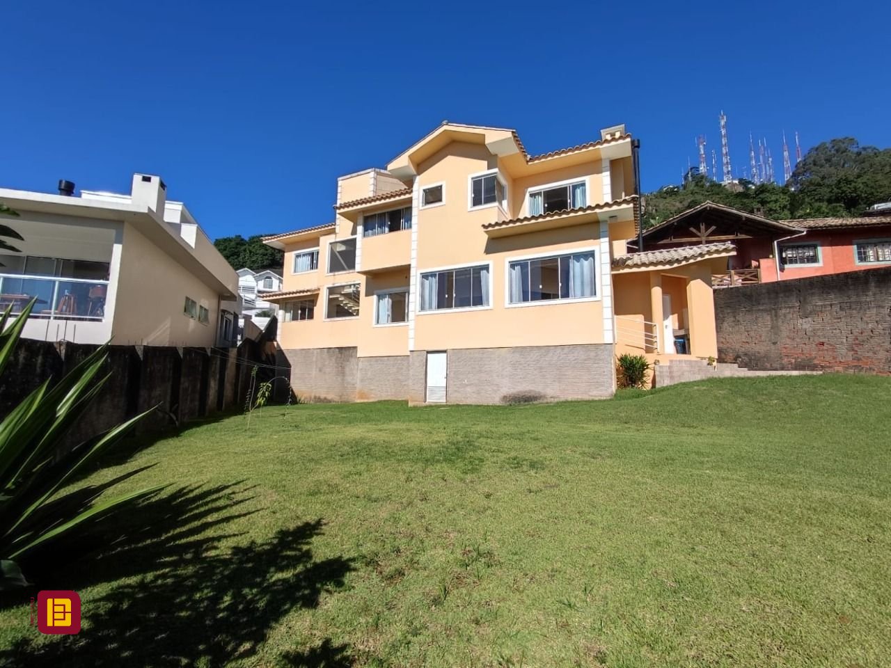 Casa com 281m², 6 quartos (sendo 2 suítes), 5 garagens, no bairro Morro da Cruz em Florianópolis