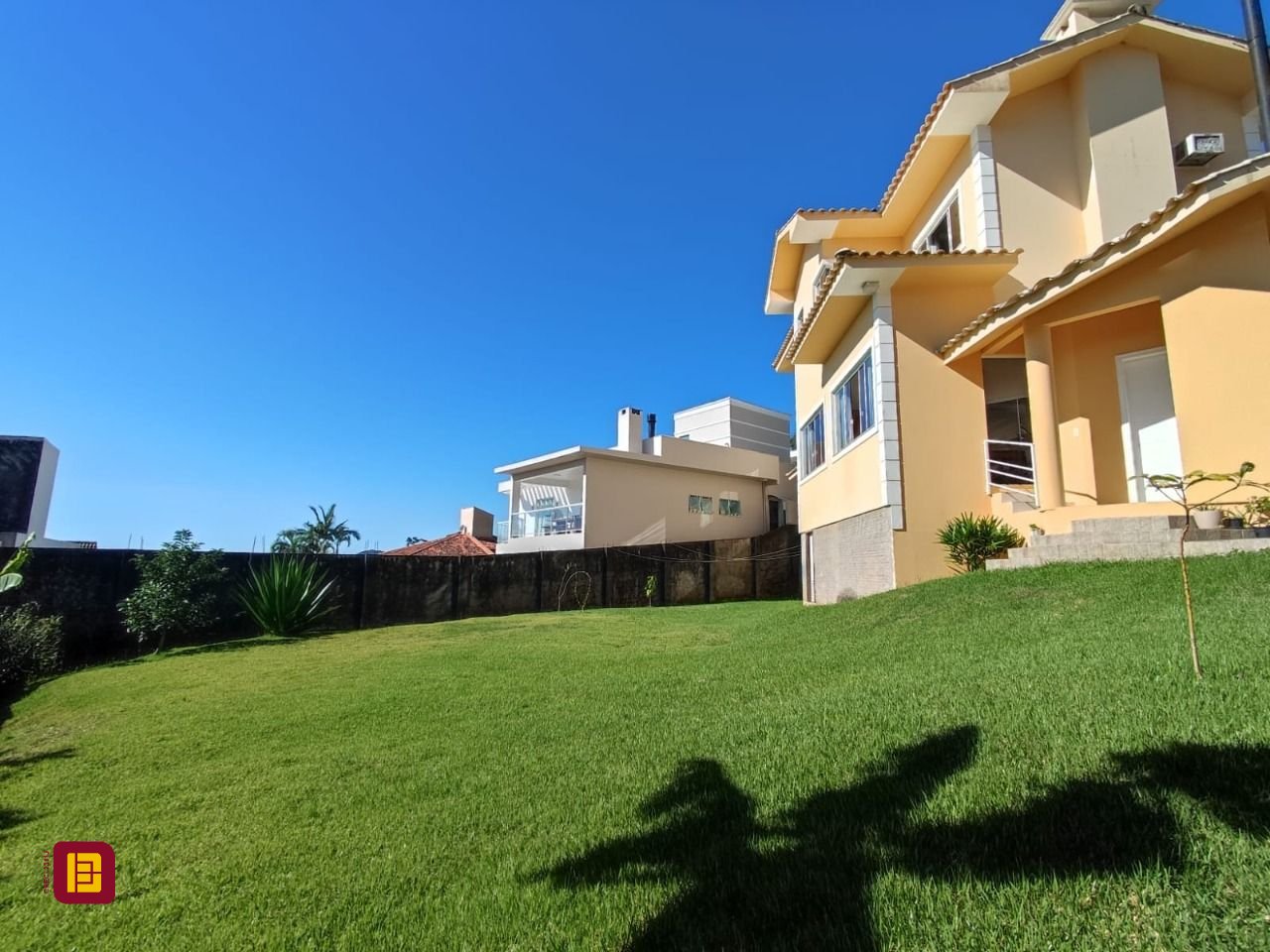 Casa com 281m², 6 quartos (sendo 2 suítes), 5 garagens, no bairro Morro da Cruz em Florianópolis