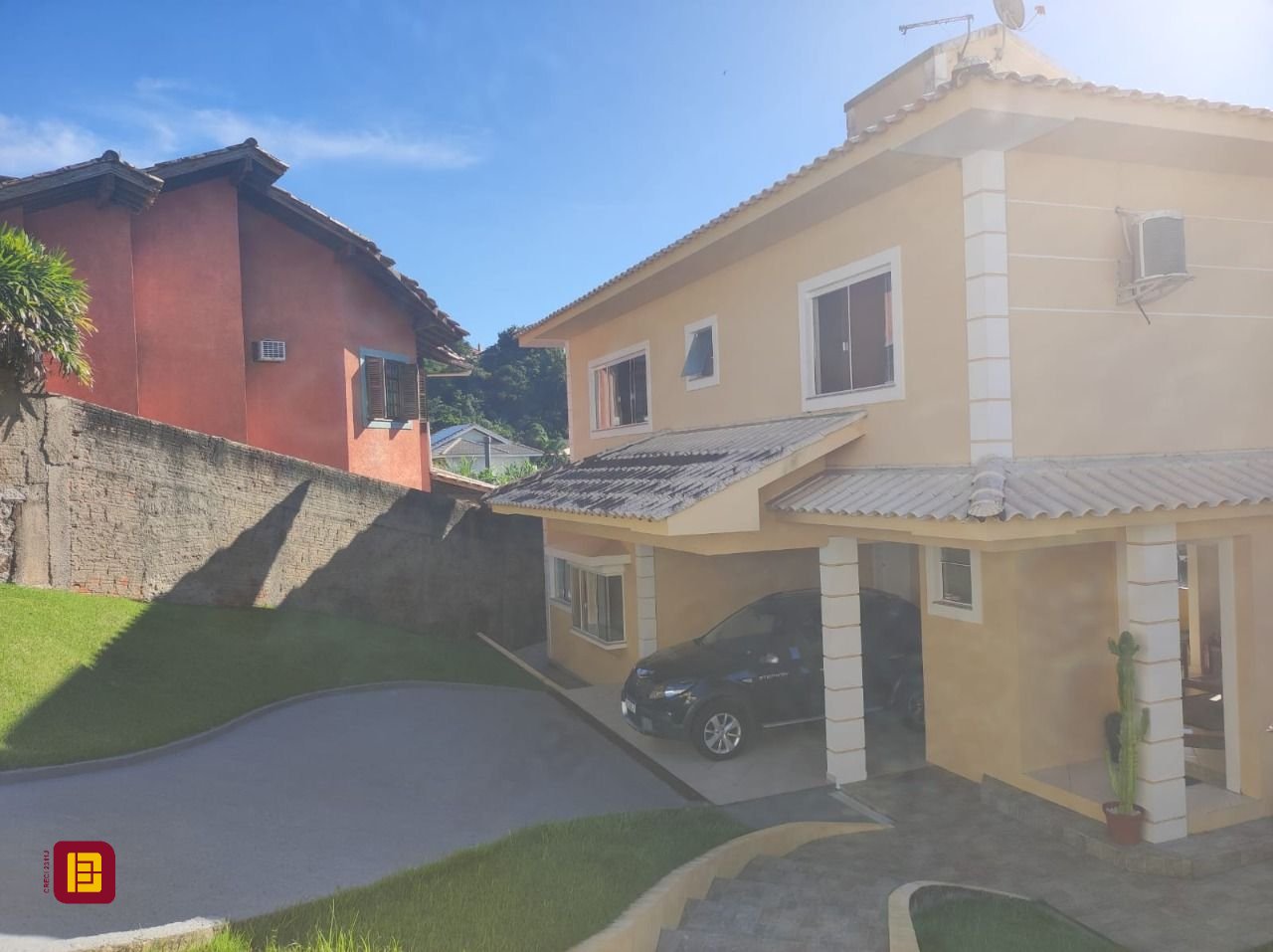 Casa com 281m², 6 quartos (sendo 2 suítes), 5 garagens, no bairro Morro da Cruz em Florianópolis