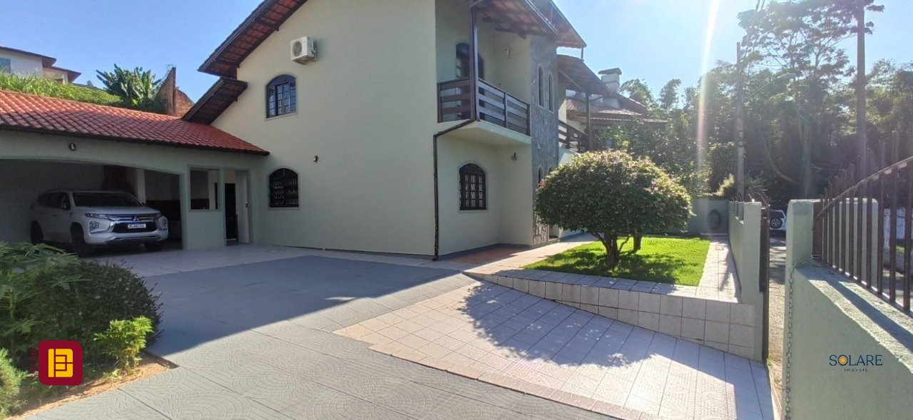 Casa com 170m², 6 quartos (sendo 2 suítes), 3 garagens, no bairro Pantanal em Florianópolis