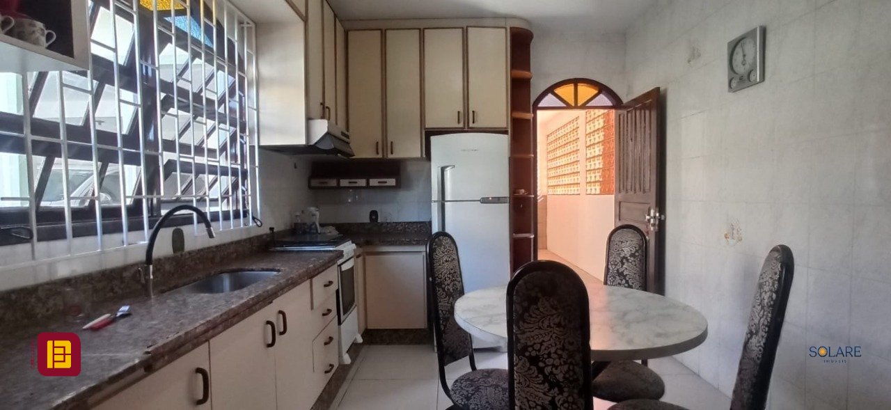 Casa com 170m², 6 quartos (sendo 2 suítes), 3 garagens, no bairro Pantanal em Florianópolis