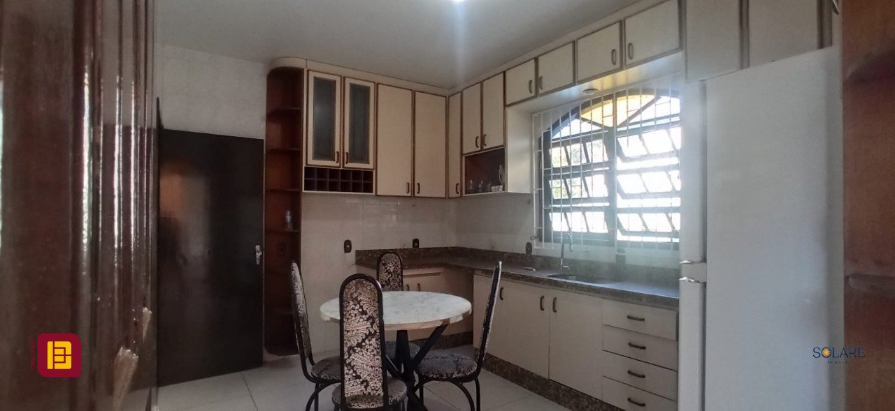 Casa com 170m², 6 quartos (sendo 2 suítes), 3 garagens, no bairro Pantanal em Florianópolis