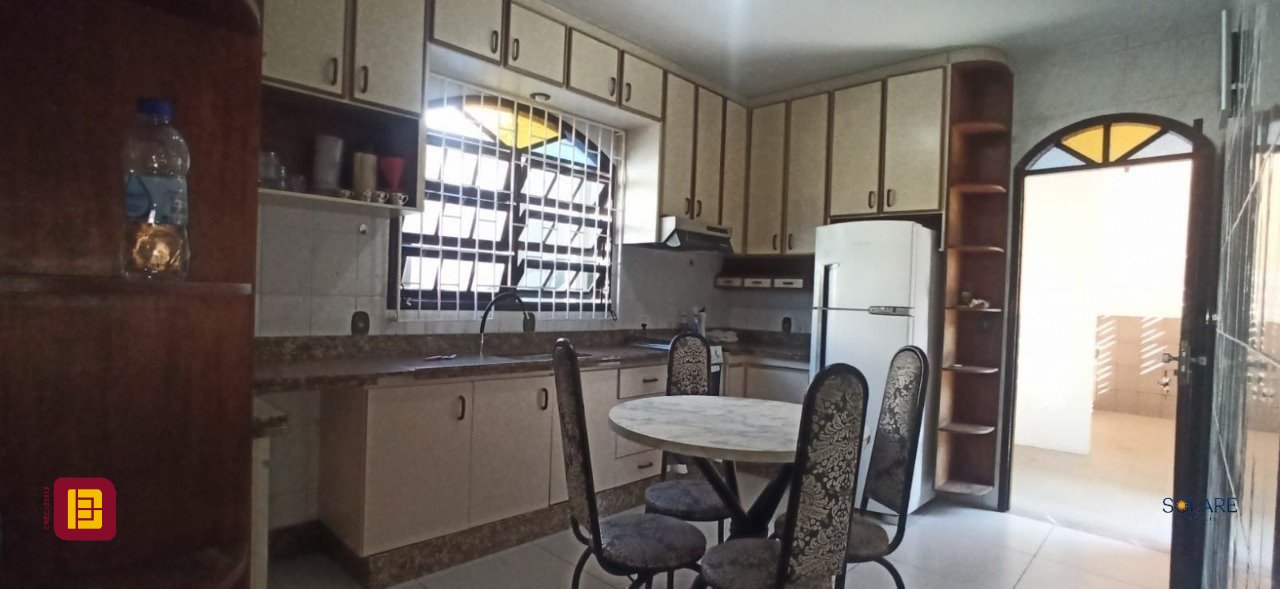 Casa com 170m², 6 quartos (sendo 2 suítes), 3 garagens, no bairro Pantanal em Florianópolis
